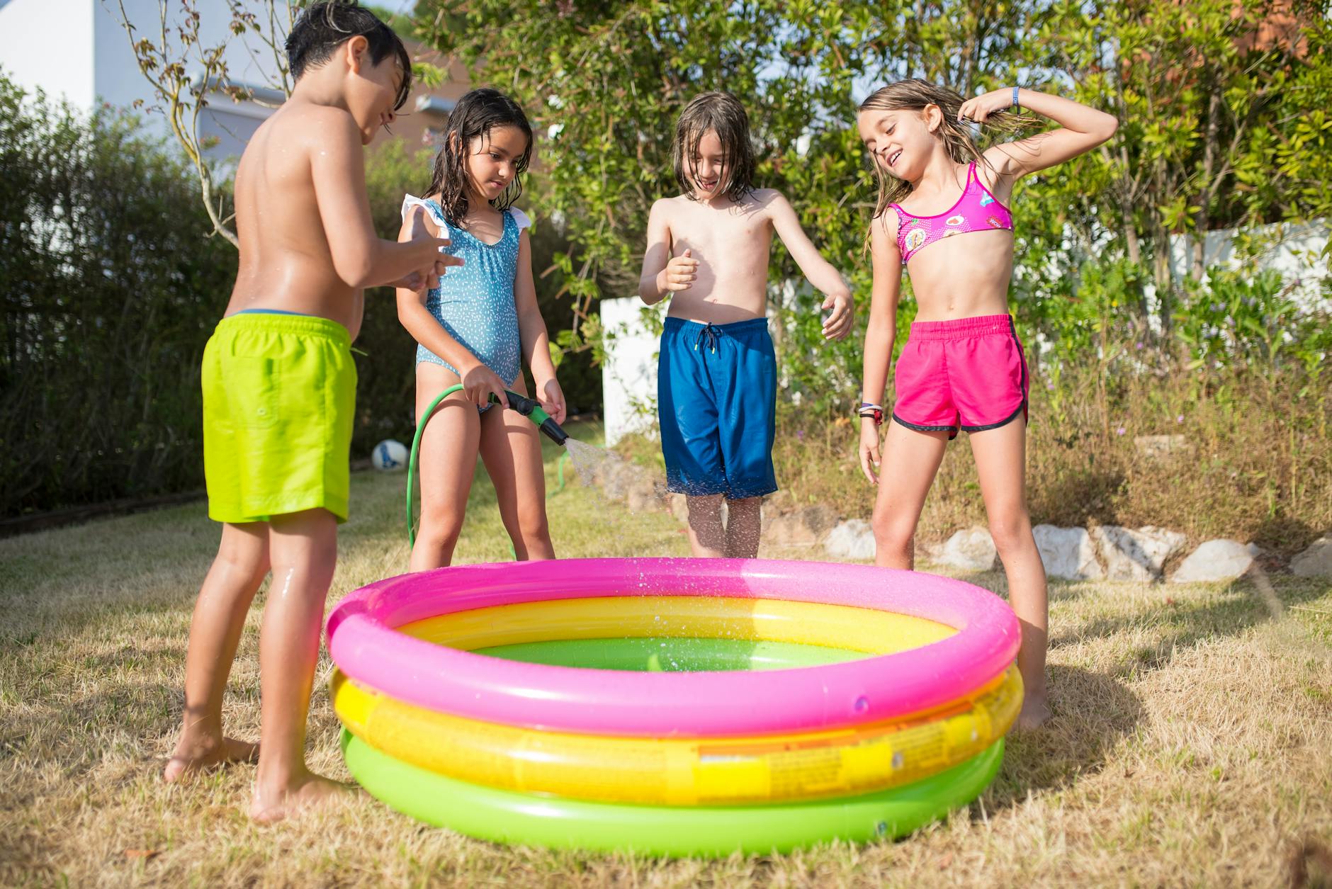 Kostenloses Stock Foto zu badebekleidung, festhalten, freunde